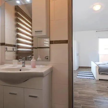 House Leone בית נופש Bibici