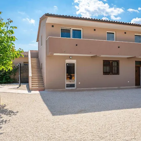 Feriehus House Leone Bibici